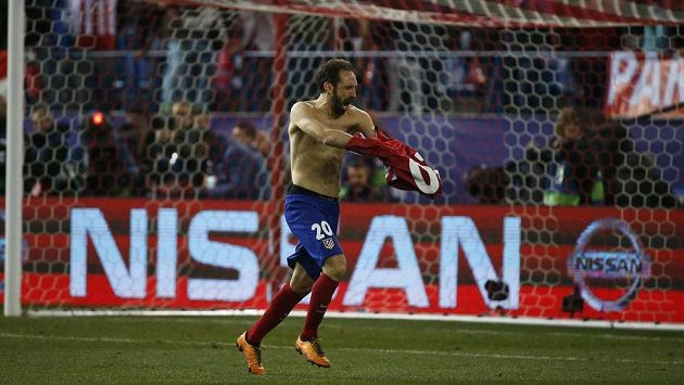Obránce Juanfran poslal Atlético Madrid do čtvrtfinále Ligy mistrů. Obránce Juanfran poslal Atlético Madrid do čtvrtfinále Ligy mistrů.