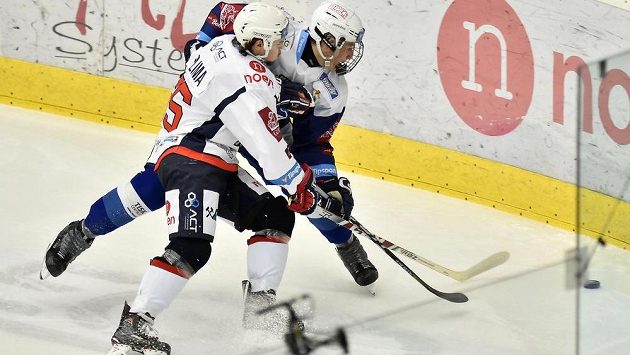 Zleva útočník Kevin Klíma a obránce Radek Kučeřík z Brna. Zleva útočník Kevin Klíma a obránce Radek Kučeřík z Brna.