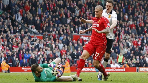 Obránce Liverpoolu Martin Škrťel si za šlápnuti na nohu brankáři Davidovi De Geaovi nezahraje tři zápasy. Obránce Liverpoolu Martin Škrťel si za šlápnuti na nohu brankáři Davidovi De Geaovi nezahraje tři zápasy.