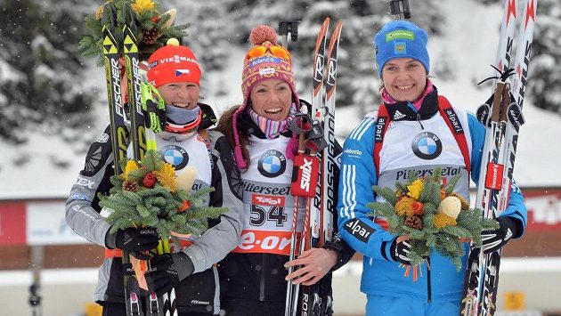 Česká biatlonistka Veronika Vítková (vlevo) obsadila v rakouském Hochfilzenu druhé místo. Uprostřed vítězka Selina Gasparinová ze Švýcarska a vpravo třetí Ruska Irina Starychová. Česká biatlonistka Veronika Vítková (vlevo) obsadila v rakouském Hochfilzenu druhé místo. Uprostřed vítězka Selina Gasparinová ze Švýcarska a vpravo třetí Ruska Irina Starychová.