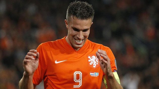 Robin van Persie bojuje v dresu Nizozemska o postup na ME ve skupině s českým výběrem. Robin van Persie bojuje v dresu Nizozemska o postup na ME ve skupině s českým výběrem.