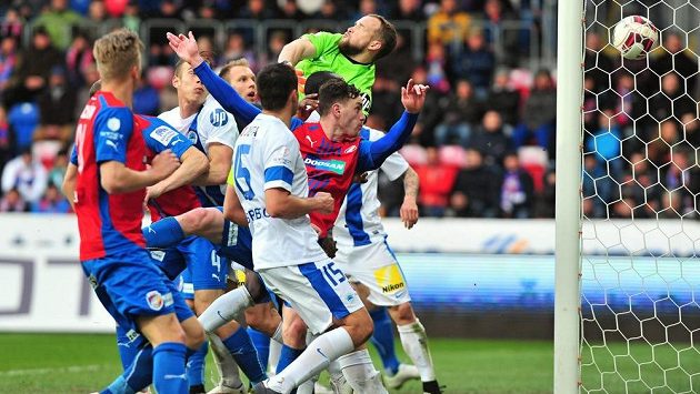 Plzeňský záložník Ondřej Vaněk (vpravo) překonává brankáře Liberce Lukáše Hrošša. Plzeňský záložník Ondřej Vaněk (vpravo) překonává brankáře Liberce Lukáše Hrošša.