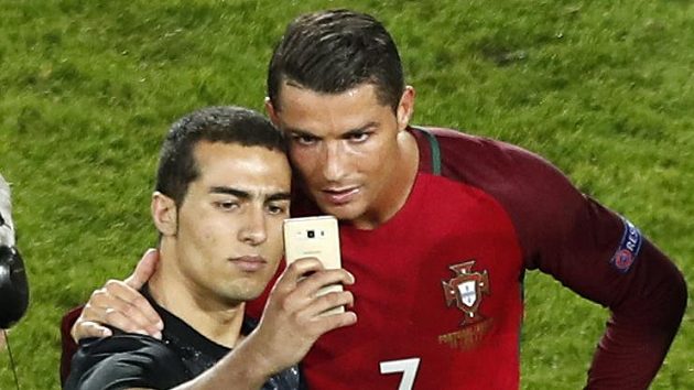 Portugalský kapitán Cristiano Ronaldo se fotografuje se šťastným fanouškem po zápase s Rakouskem. Portugalský kapitán Cristiano Ronaldo se fotografuje se šťastným fanouškem po zápase s Rakouskem.