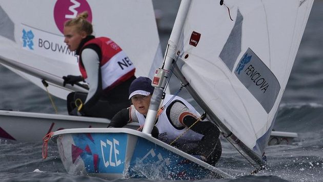 Česká jachtařka Veronika Fenclová bojuje s Marit Bouwmeesterovou z Nizozemska na olympijské regatě třídy Laser Radial Česká jachtařka Veronika Fenclová bojuje s Marit Bouwmeesterovou z Nizozemska na olympijské regatě třídy Laser Radial