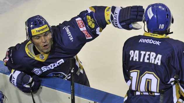 Jaromír Jágr z Kladna (vlevo nahoře) udílí pokyny svým spoluhráčům na střídačce. Jaromír Jágr z Kladna (vlevo nahoře) udílí pokyny svým spoluhráčům na střídačce.