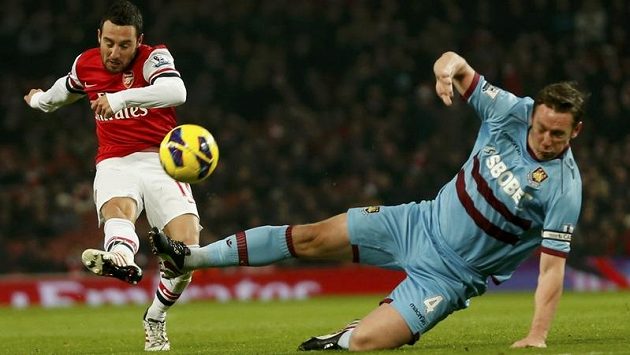 Santi Cazorla z Arsenalu pálí na branku West Hamu, Kevin Nolan přispěchal s obranným zákrokem pozdě. Santi Cazorla z Arsenalu pálí na branku West Hamu, Kevin Nolan přispěchal s obranným zákrokem pozdě.