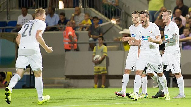 Fotbalisté Plzně se radují ze vstřeleného gólu Aidina Mahmutoviče (druhý zprava). Fotbalisté Plzně se radují ze vstřeleného gólu Aidina Mahmutoviče (druhý zprava).