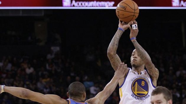 Rozehrávač Golden State Monta Ellis střílí koš Oklahomě. Rozehrávač Golden State Monta Ellis střílí koš Oklahomě.