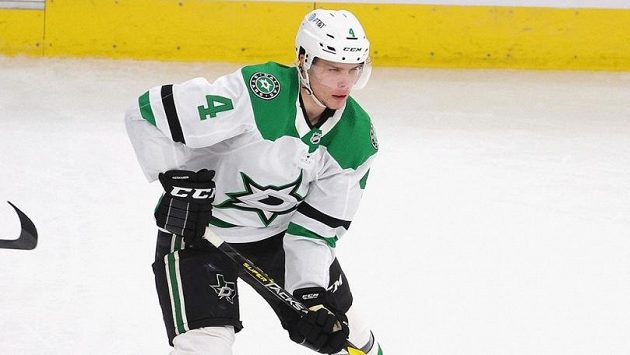 Finský obránce Miro Heiskanen podepsal v NHL osmiletou smlouvu s Dallasem na 67,7 milionu dolarů. Finský obránce Miro Heiskanen podepsal v NHL osmiletou smlouvu s Dallasem na 67,7 milionu dolarů.