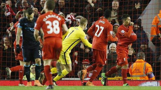 Překonaný a rozzuřený Joe Hart chce svůj míč a vydává se pronásledovat jásajícího Firmina... Překonaný a rozzuřený Joe Hart chce svůj míč a vydává se pronásledovat jásajícího Firmina...