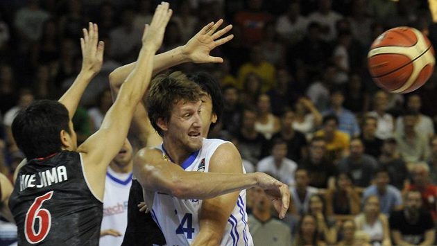 Český basketbalista Jan Veselý (vpravo) a Makoto Hijadžima z Japonska během přípravného zápasu před ME. Český basketbalista Jan Veselý (vpravo) a Makoto Hijadžima z Japonska během přípravného zápasu před ME.