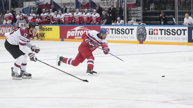 Tomáš Plekanec střílí gól v zápase s Lotyšskem. Tomáš Plekanec střílí gól v zápase s Lotyšskem.