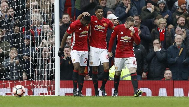 Fotbalisté Manchesteru United (zleva) Timothy Fosu-Mensah, Marcus Rashford a Wayne Rooney slaví gól proti Readingu ve třetím kole FA Cupu. Fotbalisté Manchesteru United (zleva) Timothy Fosu-Mensah, Marcus Rashford a Wayne Rooney slaví gól proti Readingu ve třetím kole FA Cupu.