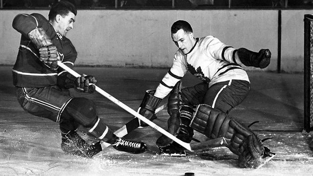 Útočník Montrealu Maurice Richard (vlevo) a gólman Toronta Maple Leafs Al Rollins na snímku z roku 1951. Útočník Montrealu Maurice Richard (vlevo) a gólman Toronta Maple Leafs Al Rollins na snímku z roku 1951.