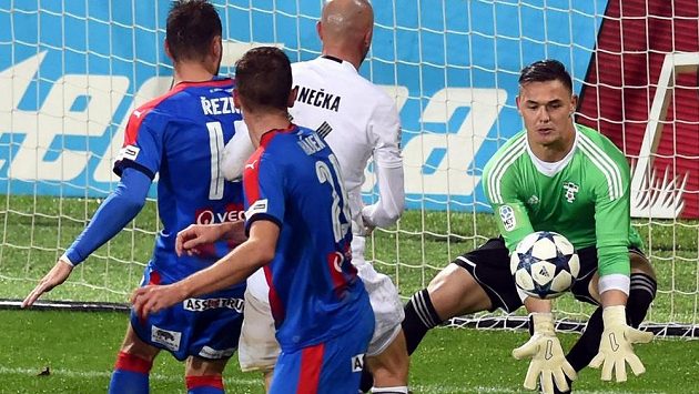 Zleva Radim Řezník a Tomáš Hájek z Plzně a Marek Janečka a brankář Patrik Le Giang z Karviné. Zleva Radim Řezník a Tomáš Hájek z Plzně a Marek Janečka a brankář Patrik Le Giang z Karviné.