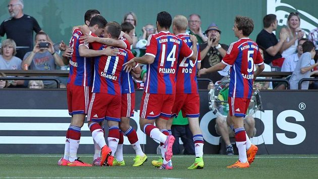 Fotbalisté Bayernu Mnichov se radují z branky. Fotbalisté Bayernu Mnichov se radují z branky.