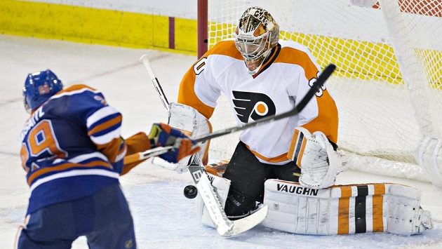 Brankář Philadelphie Flyers Michal Neuvirth v Edmontonu zářil, vytáhl i tento pokus Leona Draisaitla. Brankář Philadelphie Flyers Michal Neuvirth v Edmontonu zářil, vytáhl i tento pokus Leona Draisaitla.