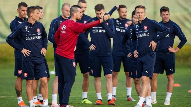 Český fotbalista Bořek Dočkal (vlevo), kondiční trenér Pavel Čvančara a Josef Šural během tréninku reprezentace. Český fotbalista Bořek Dočkal (vlevo), kondiční trenér Pavel Čvančara a Josef Šural během tréninku reprezentace.