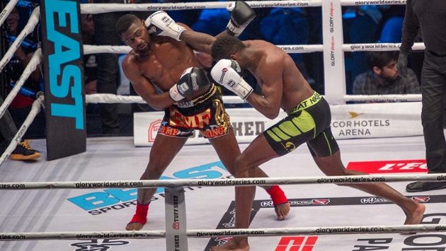 Nizozemský bojovník Murthel Groenhart (vpravo) zvítězil na Galavečeru Glory 42 knockoutem, podle fanoušků se ale nechoval fair play, proto jej napadli přímo v ringu. Nizozemský bojovník Murthel Groenhart (vpravo) zvítězil na Galavečeru Glory 42 knockoutem, podle fanoušků se ale nechoval fair play, proto jej napadli přímo v ringu.