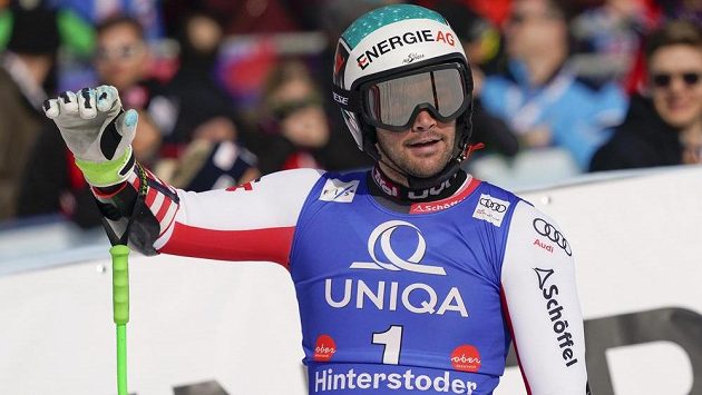 Rakušan Vincent Kriechmayr slaví triumf v super-G při SP v Hinterstoderu. Rakušan Vincent Kriechmayr slaví triumf v super-G při SP v Hinterstoderu.