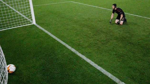 Brankář Arsenalu Petr Čech se ohlíží za míčem v bráně ve finále Evropské ligy. Brankář Arsenalu Petr Čech se ohlíží za míčem v bráně ve finále Evropské ligy.