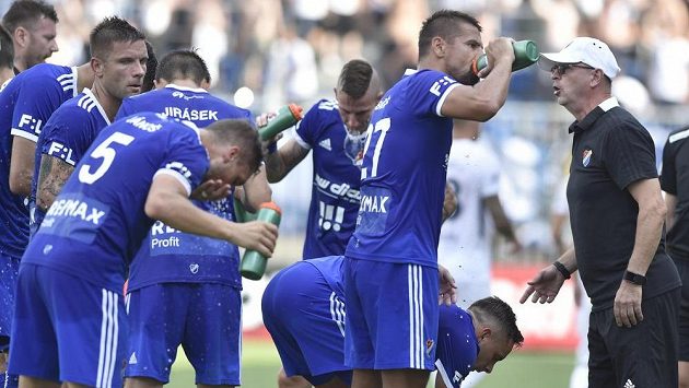 Hráči Baníku Ostrava se osvěžují během duelu v Uherském Hradišti. Vpravo trenér Bohumil Páník. Hráči Baníku Ostrava se osvěžují během duelu v Uherském Hradišti. Vpravo trenér Bohumil Páník.