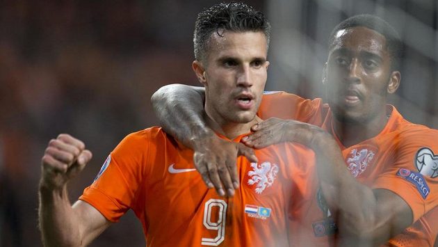 Nizozemští fotbalisté Robin van Persie a Leroy Fer (vpravo) se radují ze vstřelení gólu proti Kazachstánu. Nizozemští fotbalisté Robin van Persie a Leroy Fer (vpravo) se radují ze vstřelení gólu proti Kazachstánu.