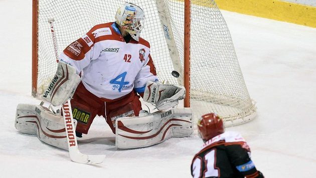 Druhý gól Hradce, inkasuje brankář Olomouce Branislav Konrád, vlevo David Škůrek a vpravo střelec branky Tomáš Knotek z Hradce Králové. Druhý gól Hradce, inkasuje brankář Olomouce Branislav Konrád, vlevo David Škůrek a vpravo střelec branky Tomáš Knotek z Hradce Králové.