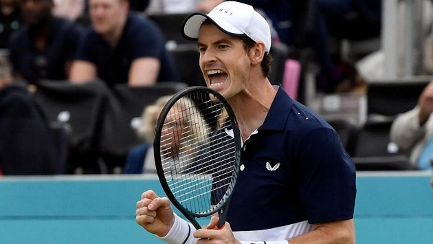 Britský tenista Andy Murray oslavil návrat na kurty vítězstvím ve čtyřhře na turnaji v Londýně. Britský tenista Andy Murray oslavil návrat na kurty vítězstvím ve čtyřhře na turnaji v Londýně.