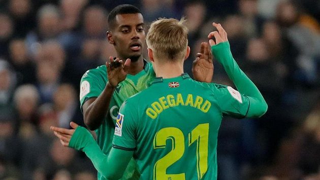 Fotbalisté Realu Sociedad San Sebastian Alexander Isak a Martin Ödegaard slaví gól proti Realu Madrid. Fotbalisté Realu Sociedad San Sebastian Alexander Isak a Martin Ödegaard slaví gól proti Realu Madrid.