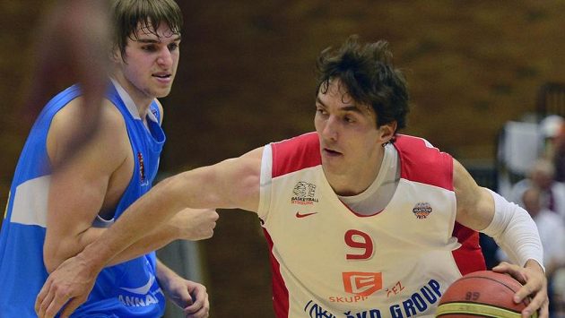 Ondřej Kohout z Prostějova (vlevo) a Jiří Welsch z Nymburka na archivním snímku. Ondřej Kohout z Prostějova (vlevo) a Jiří Welsch z Nymburka na archivním snímku.