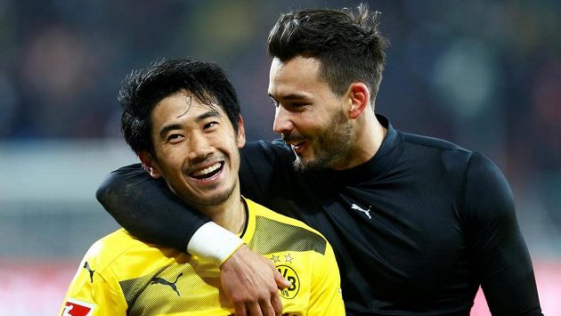 Dortmundští fotbalisté Shinji Kagawa a Roman Bürki slaví výhru nad Mohučí. BVB zvítězilo v bundeslize po osmi zápasech. Dortmundští fotbalisté Shinji Kagawa a Roman Bürki slaví výhru nad Mohučí. BVB zvítězilo v bundeslize po osmi zápasech.