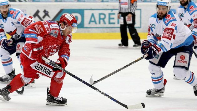 Chomutovský hráč Petr Koblasa (vpravo) a Tomáš Netík z Třince. Chomutovský hráč Petr Koblasa (vpravo) a Tomáš Netík z Třince.