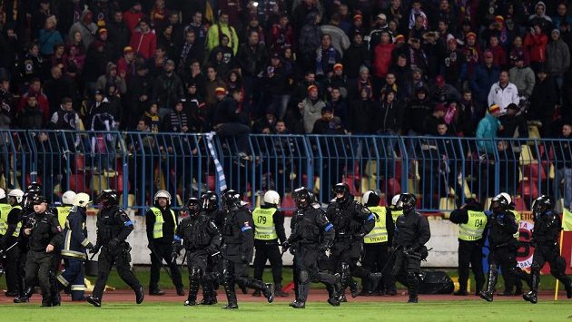 Těžkooděnci po přerušení utkání základní skupiny Evropské ligy mezi Slovanem Bratislava a pražskou Spartou. Těžkooděnci po přerušení utkání základní skupiny Evropské ligy mezi Slovanem Bratislava a pražskou Spartou.