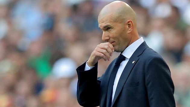Zamyšlený trenér fotbalového Realu Madrid Zinédine Zidane. Zamyšlený trenér fotbalového Realu Madrid Zinédine Zidane.