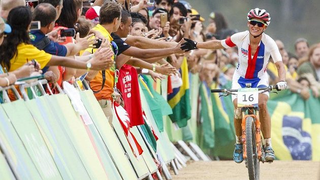 Bikerka Kateřina Nash si plácá s diváky. Bikerka Kateřina Nash si plácá s diváky.