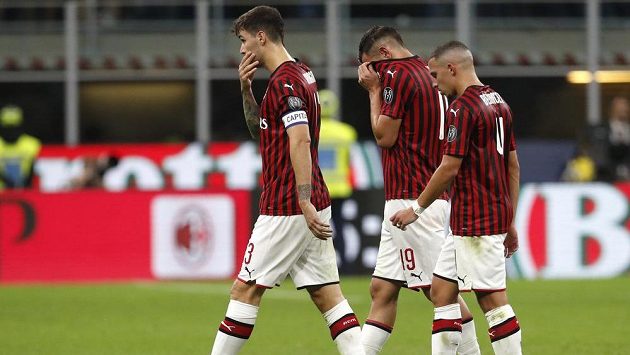 Zklamaní fotbalisté AC Milán (zleva) Alessio Romagnoli, Theo Hernandez a Ismael Bennacer po utkání s Fiorentenou. Zklamaní fotbalisté AC Milán (zleva) Alessio Romagnoli, Theo Hernandez a Ismael Bennacer po utkání s Fiorentenou.