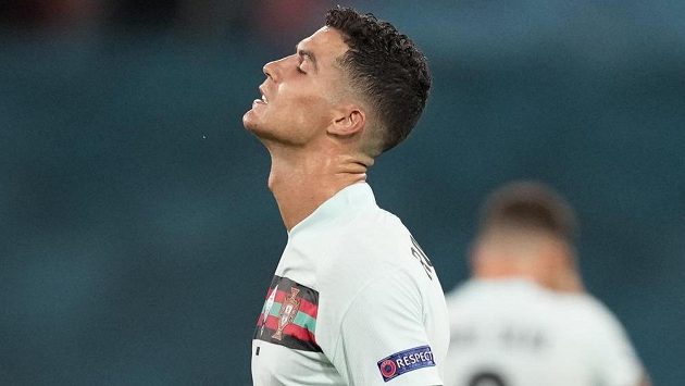 Zklamaný portugalský reprezentant Cristiano Ronaldo po vyřazení v osmifinále EURO. Zklamaný portugalský reprezentant Cristiano Ronaldo po vyřazení v osmifinále EURO.