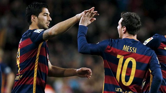 Fotbalisté Barcelony Luis Suárez (vlevo) a Lionel Messi oslavují gól proti Celtě Vigo. Fotbalisté Barcelony Luis Suárez (vlevo) a Lionel Messi oslavují gól proti Celtě Vigo.