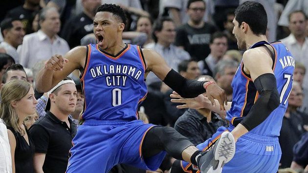 Russell Westbrook (0) a Enes Kanter (11) slaví výhru Oklahomy City nad San Antoniem. Russell Westbrook (0) a Enes Kanter (11) slaví výhru Oklahomy City nad San Antoniem.