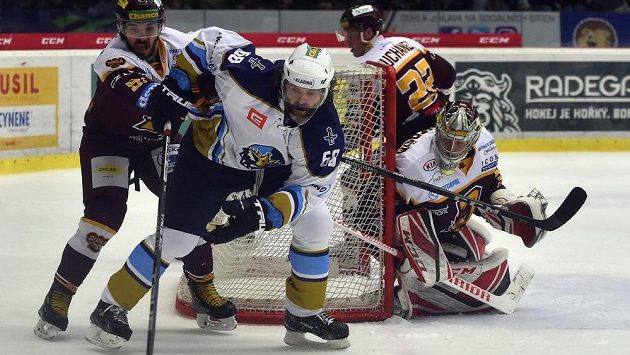 Zleva Tomáš Jiránek z Jihlavy, Jaromír Jágr z Kladna a brankář Jihlavy Niklas Lundström. Zleva Tomáš Jiránek z Jihlavy, Jaromír Jágr z Kladna a brankář Jihlavy Niklas Lundström.