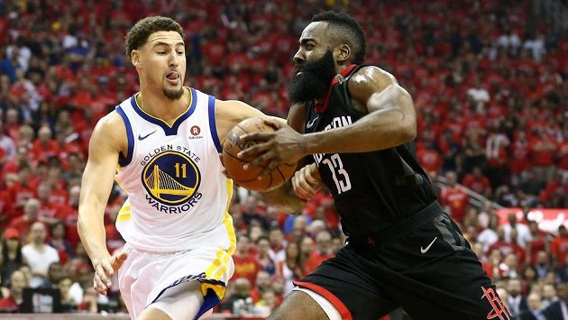 Unikajícího Jamese Hardena z Houstonu se snaží zastavit Klay Thompson z Golden State Warriors. Unikajícího Jamese Hardena z Houstonu se snaží zastavit Klay Thompson z Golden State Warriors.