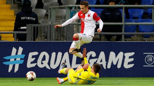 Fotbalista Slavie Jan Sýkora v akci, přeskakuje Dmitrije Šomka z Astany v utkání Evropské ligy. Fotbalista Slavie Jan Sýkora v akci, přeskakuje Dmitrije Šomka z Astany v utkání Evropské ligy.