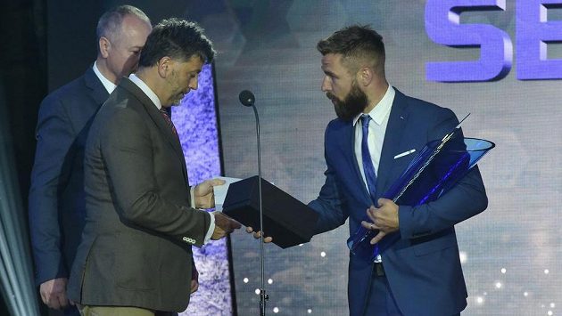 Hokejistou sezony se stal opět po roce Milan Gulaš (vpravo) z Plzně. Hokejistou sezony se stal opět po roce Milan Gulaš (vpravo) z Plzně.