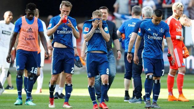 Fotbalisté Hamburku po prohře ve Frankfurtu. Fotbalisté Hamburku po prohře ve Frankfurtu.