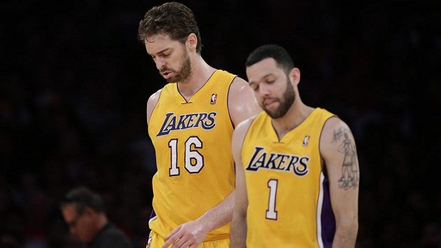 Basketbalisté Los Angeles Lakers Pau Gasol (vlevo) a Jordan Farmar jsou smutní, Kobe Bryant už v této sezóně do hry nezasáhne. Basketbalisté Los Angeles Lakers Pau Gasol (vlevo) a Jordan Farmar jsou smutní, Kobe Bryant už v této sezóně do hry nezasáhne.