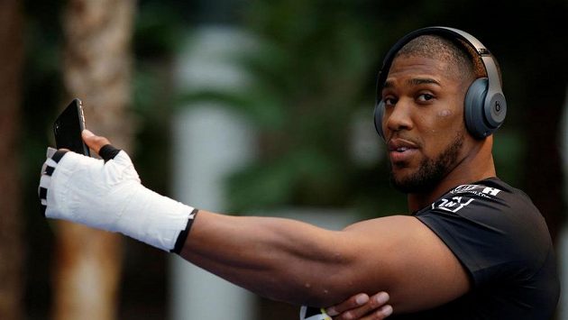 Sluší mi to? Anthony Joshua se fotil s fanoušky před sobotním zápasem s Andym Ruizem. Sluší mi to? Anthony Joshua se fotil s fanoušky před sobotním zápasem s Andym Ruizem.