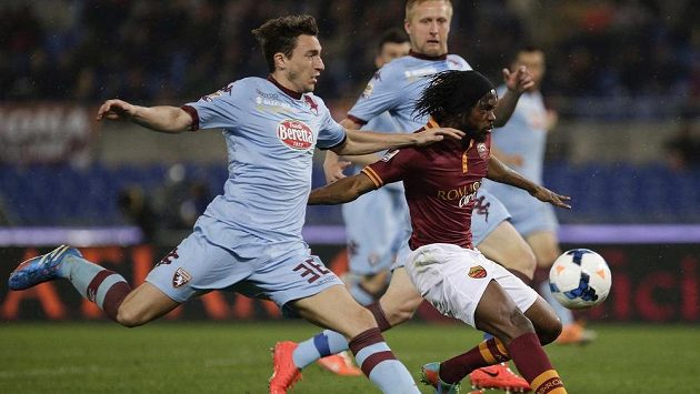 Gervinha (vpravo) z AS Řím stíhá Matteo Darmian z FC Turín. Gervinha (vpravo) z AS Řím stíhá Matteo Darmian z FC Turín.
