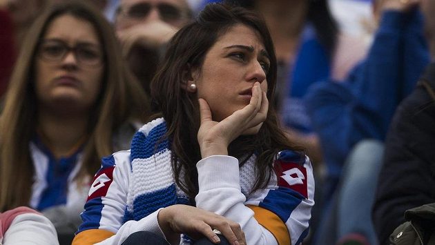 Zdrcená fanynka Deportiva v ochozech stadiónu Vicenteho Calderona v Madridu. Zdrcená fanynka Deportiva v ochozech stadiónu Vicenteho Calderona v Madridu.