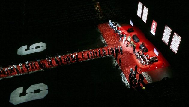 Tisíce lidí vzdaly v Detroitu poctu slavnému hokejistovi Gordiemu Howeovi, který zemřel minulý týden ve věku 88 let. Tisíce lidí vzdaly v Detroitu poctu slavnému hokejistovi Gordiemu Howeovi, který zemřel minulý týden ve věku 88 let.